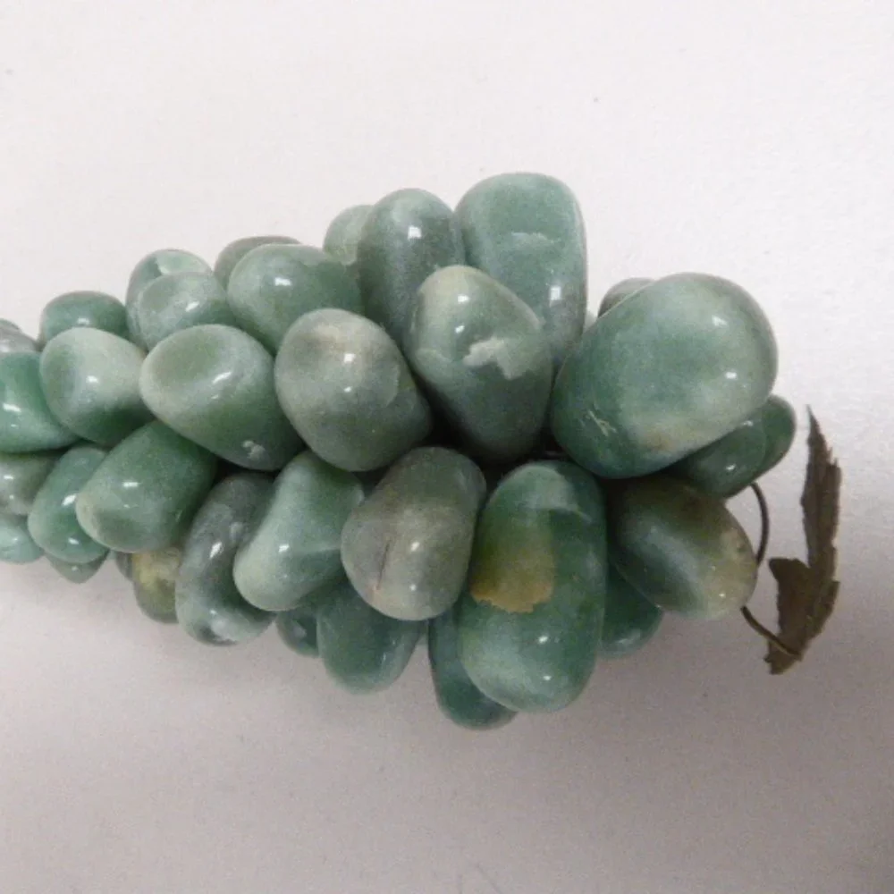 Vintage jade green quartz stone bunch of grapes 9.5 x 4